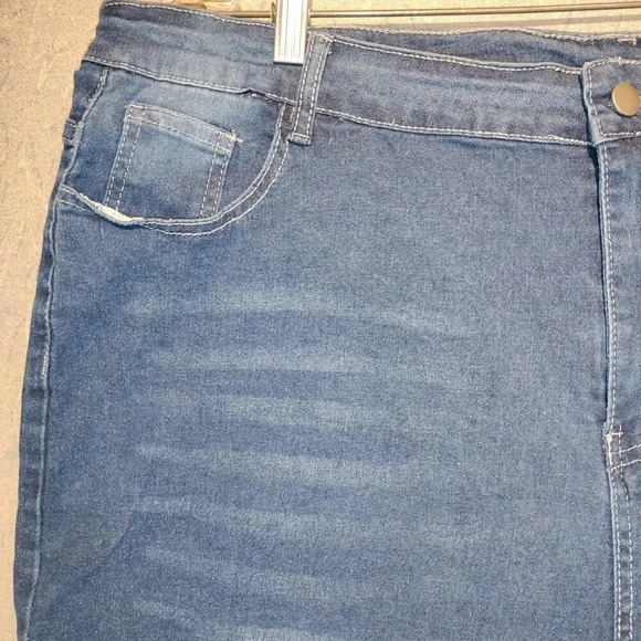 Women's  Blue Denim 5 Pocket Capri Jeans Size 5X - Picture 2 of 9